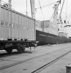 171556 Afbeelding van de overslag van containers van United States Lines in de Prinses Margriethaven te Rotterdam.